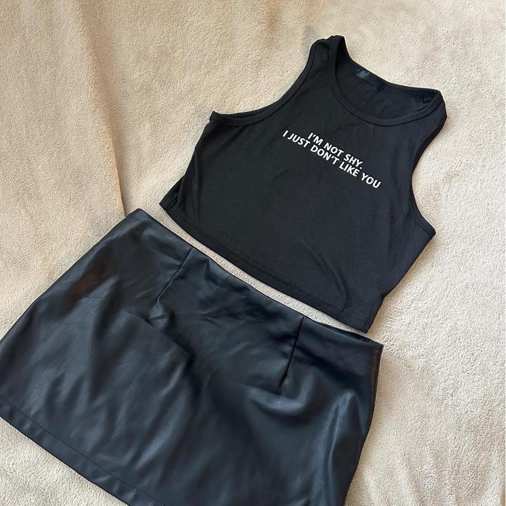 Black Graphic Cropped Tank Top